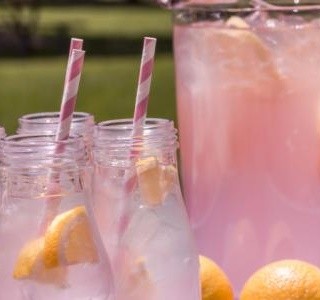 Čerstvá růžová limonáda