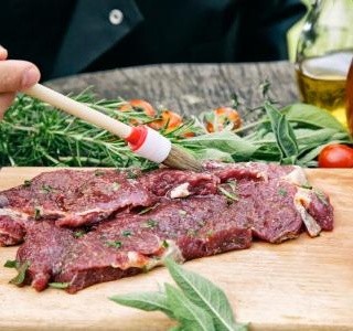 Marinování masa: tipy jak zajistit, aby byly steaky ještě chutnější