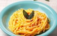 Špagety s dýňovou omáčkou a česnekem