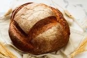 Domácí pšeničný chléb s oblíbenými semínky