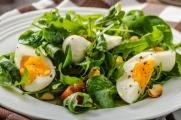 Jarní salát s vejci a zelenými lístky