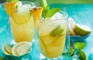 Letní punč z meruněk a ananasu s limetkou