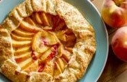 Mandlový koláč s broskvemi