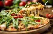Pizza s houbami, chřestem a čtyřmi druhy sýra