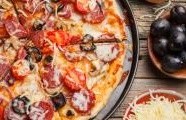 Salámová pizza s klobásou chorizo a  olivami