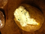 Pečená brambora v alobalu s tvarohem a pažitkou recept ...