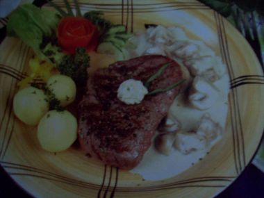 Hovězí grilovaný steak s houbovým ragú