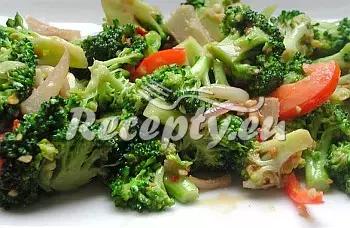 Brokolicový salát s nivou recept  saláty