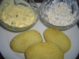 Pečené brambory se dvěma omáčkami recept