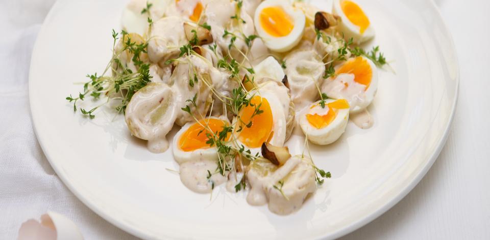 Bramborový salát s ančovičkovým dresinkem a vejci