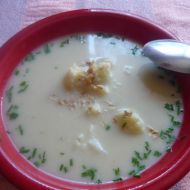 Květáková polévka s nivou a ořechy recept