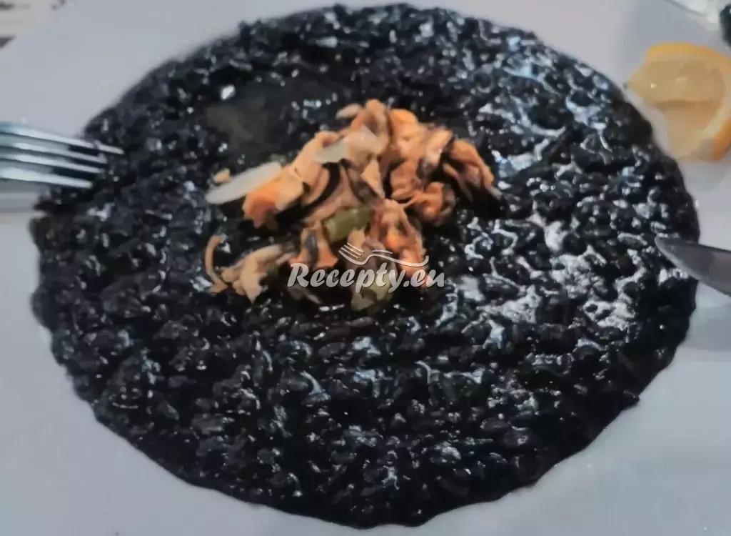 Černé rybí rizoto recept  rýžové pokrmy