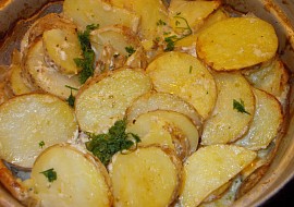 Nové brambory, zapečené v okořeněné zakysané smetaně recept ...