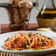 Barilla Spaghetti s italskou klobásou, rajčatovou omáčka a bazalkou ...