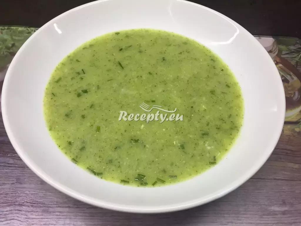 Jarní brokolicová polévka s pažitkou recept  polévky