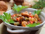 Letní kuřecí kotlík s houbami a zeleninou recept