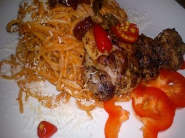 Spaghetti Rosso Balsamico s grilovanými kuřecími prsy