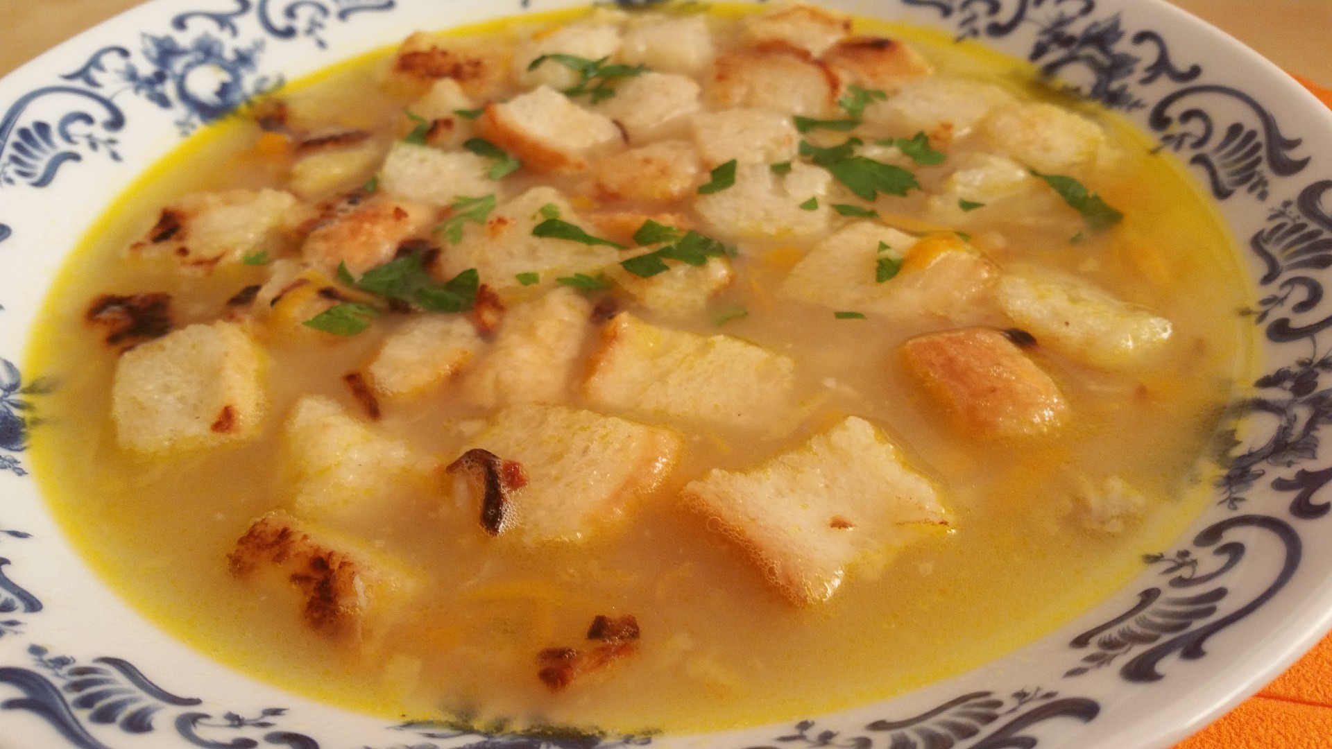 Rybí polévka s česneko-cibulovými krutony recept