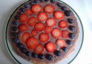 Borůvkový koláč s pudinkem a jahodami