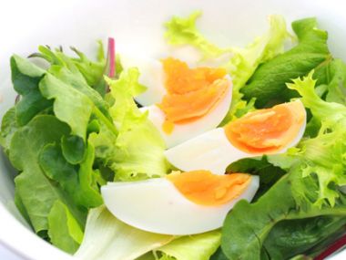 Hlávkový salát s vejci a kuřecím masem