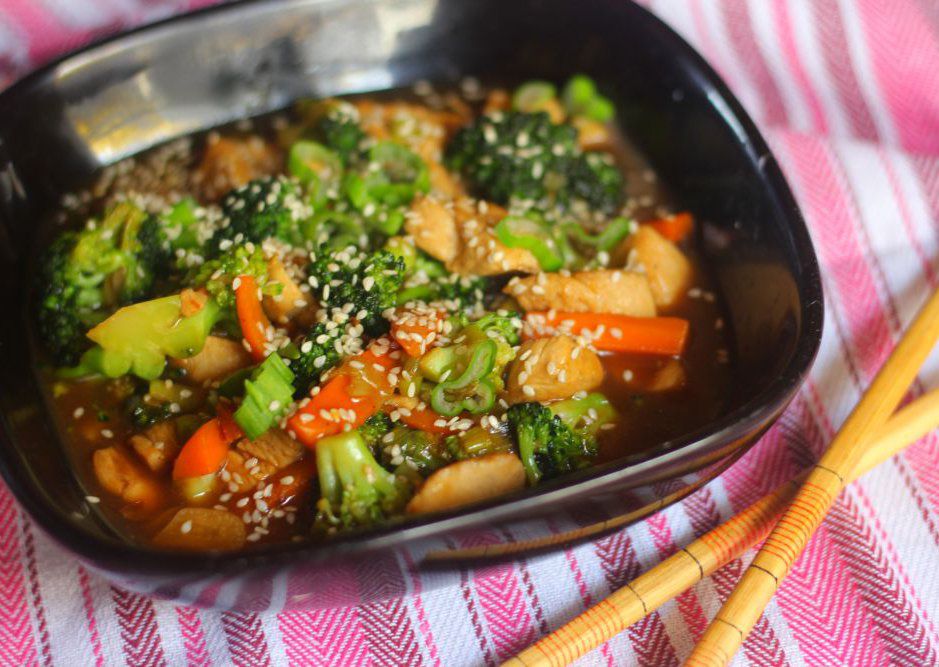 Kuřecí kousky s brokolicí a sezamem recept