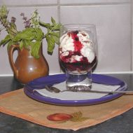 Zmrzlinový pohár s horkou ovocnou polevou recept