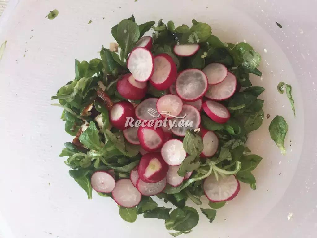 Salát z ředkvičkových listů recept  saláty