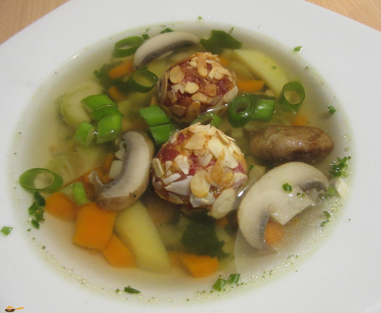 Zeleninová polévka se šunkovo-mandlovými knedlíčky recept ...