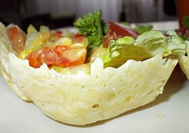Letní zeleninový salát v sýrovém košíčku recept