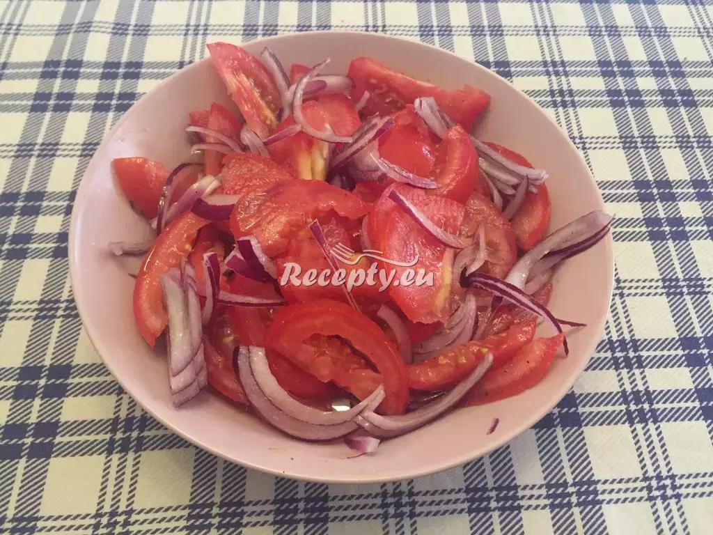 Rajčatový salát s červenou cibulkou recept  saláty