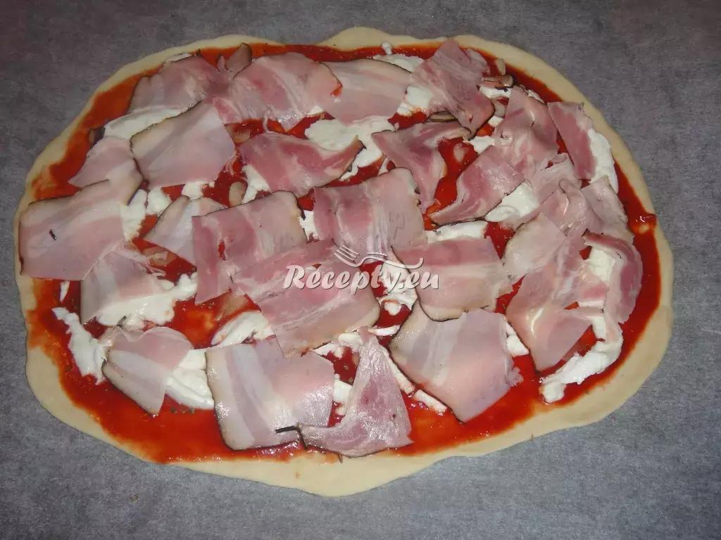 Pizza se slaninou a cibulí recept  pizza