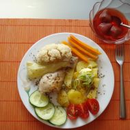 Kuřecí stehýnka s brambory a zeleninou v páře recept