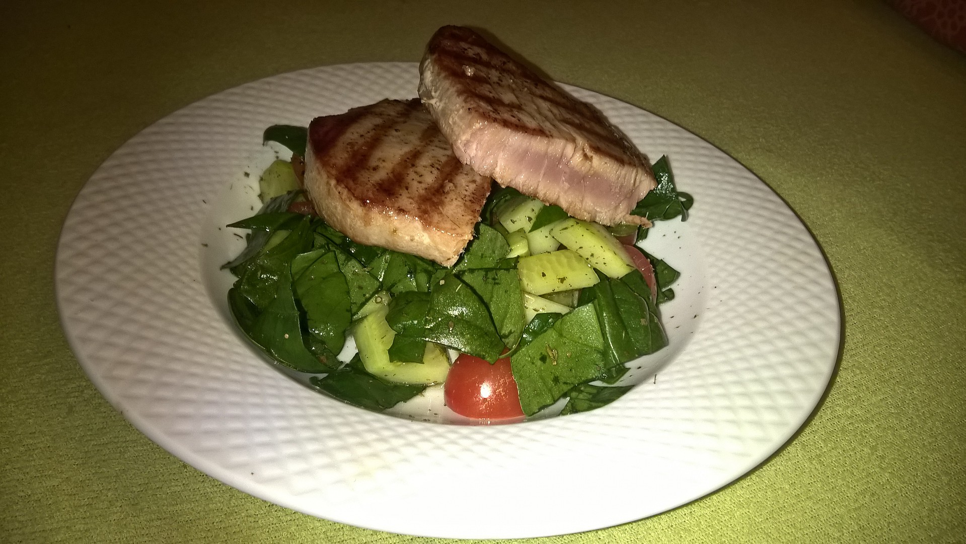 Steak z tuňáka se zeleninovým salátem recept