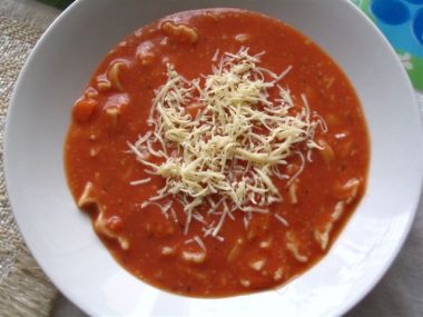 Polévka z vloček a rajčat