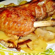 Pečené krůtí křídlo na jablkovo-cibulovém lůžku s brambory recept ...
