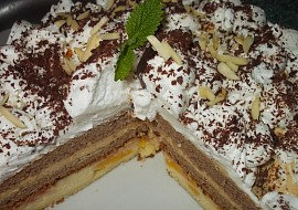 Sváteční dvoubarevný dort s karamelovým krémem a broskvemi ...