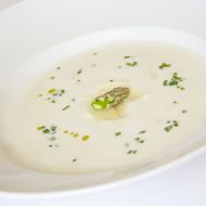 Jemná chřestová polévka s hoblinami ze sýru Grana Padano recept ...