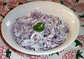 Cibulový salát se zakysanou smetanou recept