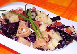 Těstovinový salát s červeným zelím recept