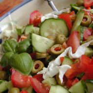 Salát z hlávkového zelí s olivami a bazalkou recept
