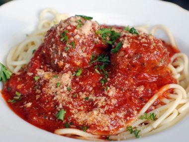 Špagety s červeným pestem