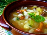 Letní zelná polévka s houbami a bramborem recept
