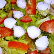 Hlávkový salát s mozzarellou a rajčaty recept