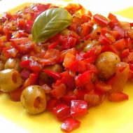 Paprikový salát s olivami recept