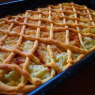 Křehký jablečný koláč s mřížkou recept
