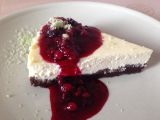 Limetkový cheesecake s přelivem z lesního ovoce a bazalkovým ...