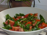 Rajčatový salát s medvědím česnekem recept