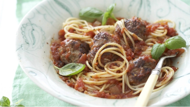 Špagety s pečenými masovými koulemi