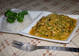 Indická kuchyně  jihoindické thakkali payaru curry (černooké fazolky)