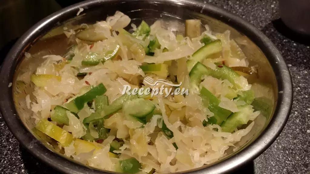 Zelný salát s mrkví a křenem recept  saláty